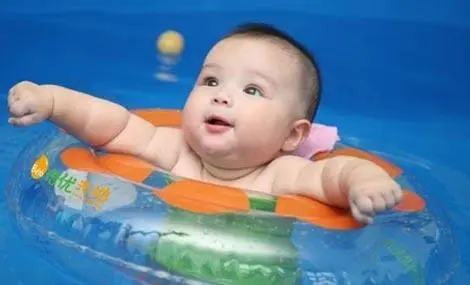 婴儿游泳的好处与弊端，家长要提前知道