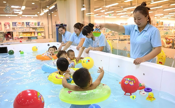 母婴店中的婴儿游泳馆想长久盈利，这4方面要做好！